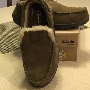 Clarks Mens Slip On Slippers, NIB, Size 8, Brown, Fur lined, rubber sole